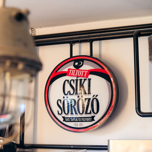 Firma luminoasă Tiltott Csíki Söröző din interiorul localului